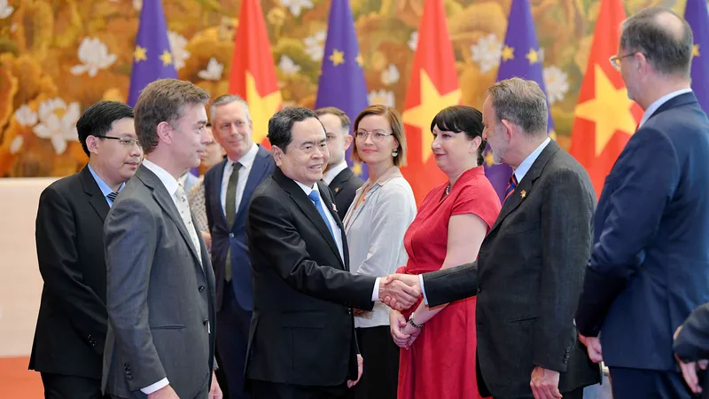 Chủ tịch Quốc hội Trần Thanh Mẫn chào đón Đại sứ Liên minh châu Âu (EU) tại Việt Nam Julien Guerrier và đại sứ, đại biện các nước thành viên EU đến Nhà Quốc hội 