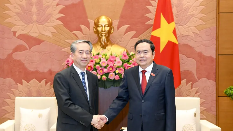 Chủ tịch Quốc hội Trần Thanh Mẫn và Đại sứ Đặc mệnh toàn quyền Trung Quốc tại Việt Nam Hùng Ba tại Nhà Quốc hội. Ảnh: VIẾT CHUNG