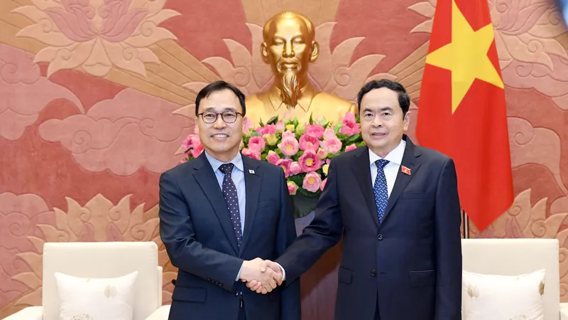 Chủ tịch Quốc hội Trần Thanh Mẫn và Đại sứ Đặc mệnh toàn quốc Hàn Quốc tại Việt Nam Choi Young Sam