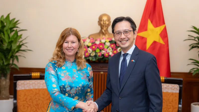 Bà Silvia Danailov và Thứ trưởng Bộ Ngoại giao Đỗ Hùng Việt khi trình thư ủy nhiệm 
