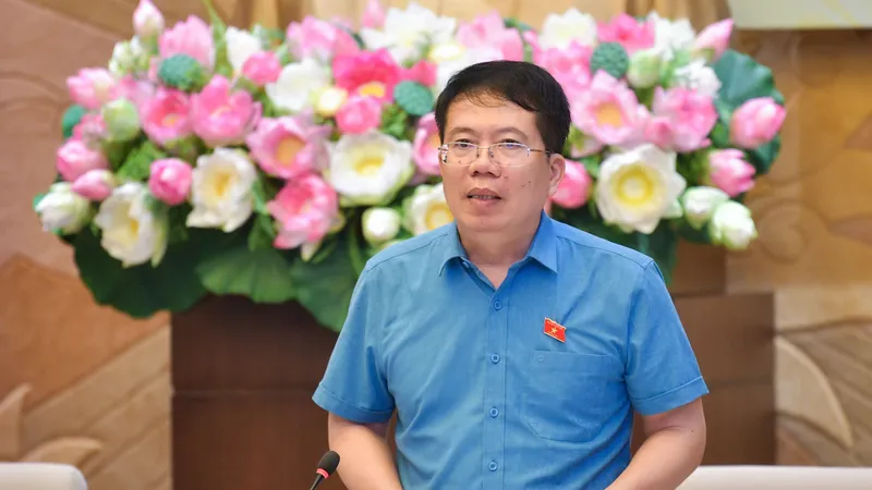 TS Nguyễn Văn Hiển, Viện trưởng Viện Nghiên cứu lập pháp, Phó Chủ tịch Thường trực HĐKH của UBTVQH phát biểu tại phiên họp