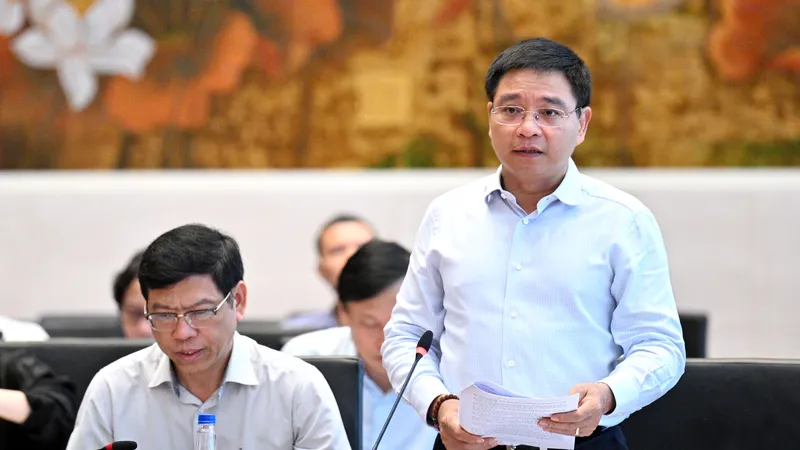 Bộ trưởng Bộ GTVT Nguyễn Văn Thắng báo cáo tại phiên họp 