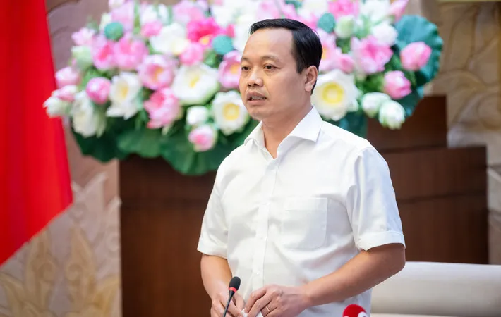 Thứ trưởng Bộ Tư pháp Trần Tiến Dũng báo cáo tại phiên họp 