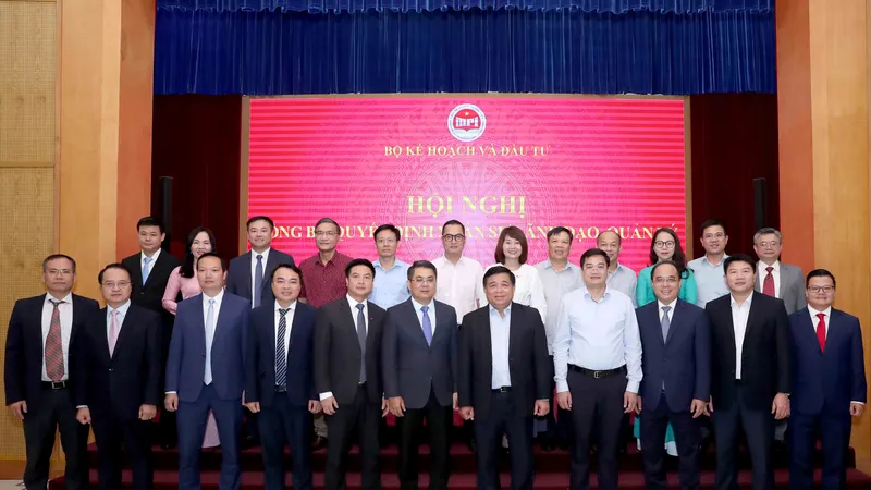 Bộ trưởng Bộ KH-ĐT Nguyễn Chí Dũng và các cán bộ vừa được điều động, bổ nhiệm 