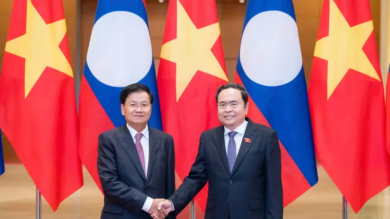 Chủ tịch Quốc hội Trần Thanh Mẫn và Tổng Bí thư, Chủ tịch nước Lào Thongloun Sisoulith tại Nhà Quốc hội. Ảnh: VIẾT CHUNG