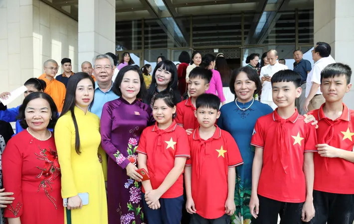Phó Chủ tịch Quốc hội Nguyễn Thị Thanh với đoàn học sinh tiêu biểu là trẻ khuyết tật, mồ côi, có hoàn cảnh đặc biệt khó khăn vươn lên trong học tập của 10 tỉnh, thành phố phía Bắc
