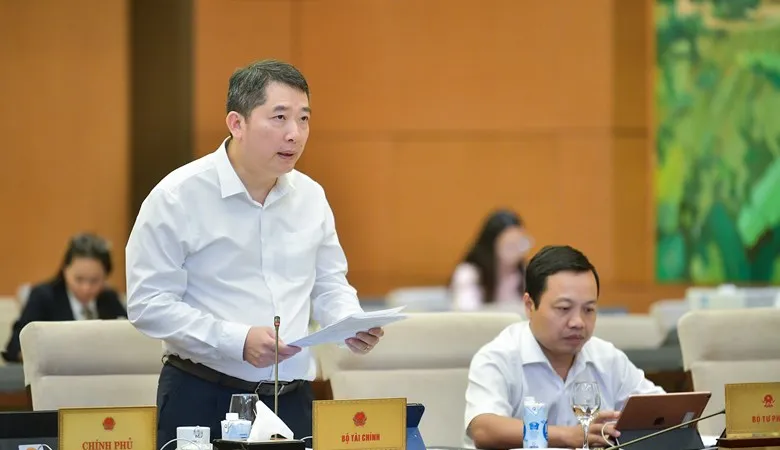 Thứ trưởng Bộ Tài chính Cao Anh Tuấn trình bày tờ trình của Chính phủ về dự án Luật Thuế thu nhập doanh nghiệp (sửa đổi)