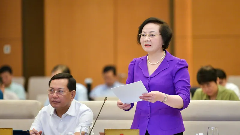 Bộ trưởng Bộ Nội vụ Phạm Thị Thanh Trà đã trình bày tờ trình của Chính phủ tại phiên họp 