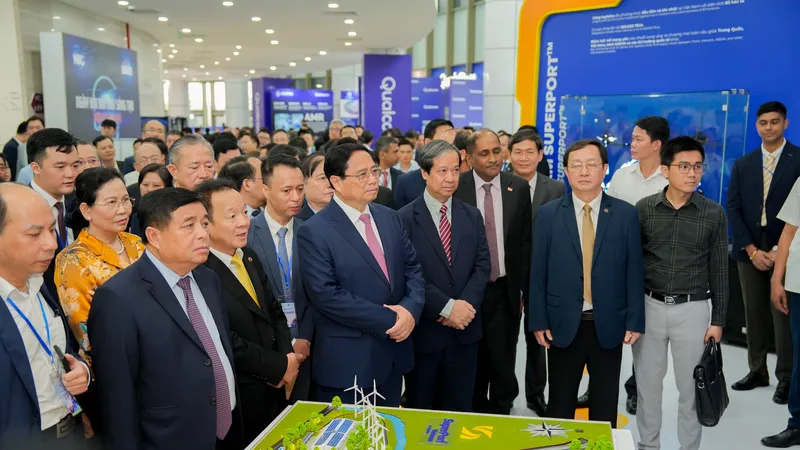 Thủ tướng Phạm Minh Chính và các thành viên Chính phủ tham quan triển lãm trong khuôn khổ sự kiện 