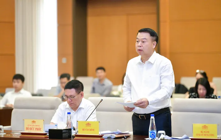 Thứ trưởng Bộ Tài chính Nguyễn Đức Chi trình bày tờ trình tại phiên họp