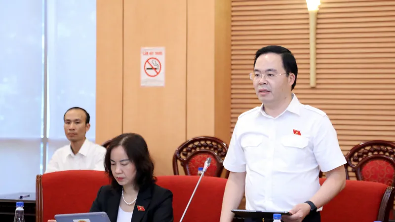Ủy viên Thường trực Ủy ban Khoa học, Công nghệ và Môi trường Trần Văn Khải phát biểu tại phiên họp 