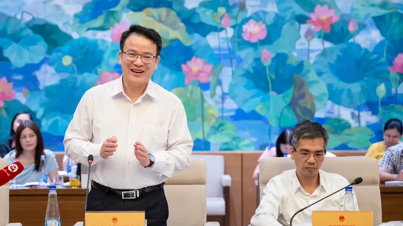 Thứ trưởng Bộ KH-ĐT Trần Quốc Phương báo cáo tại buổi làm việc