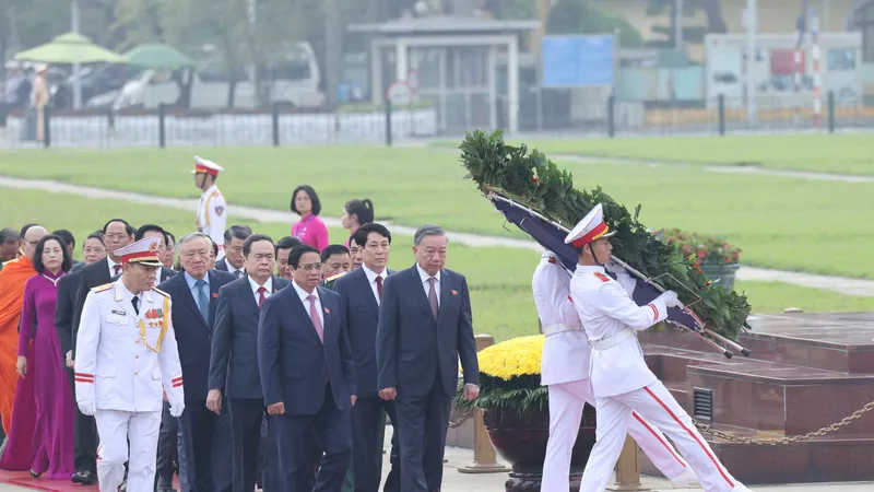 Lãnh đạo Đảng, Nhà nước cùng các đại biểu Quốc hội đặt vòng hoa và vào Lăng viếng Chủ tịch Hồ Chí Minh
