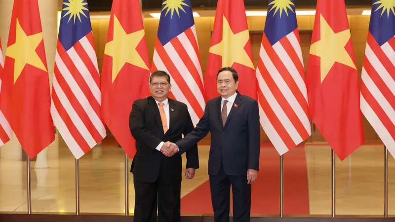 Chủ tịch Quốc hội Trần Thanh Mẫn và Chủ tịch Hạ viện Malaysia Tan Sri Dato’ Johari Bin Abdul tại Nhà Quốc hội chiều 23-10. Ảnh: QUANG PHÚC