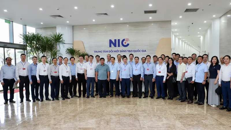 Bộ trưởng Bộ KH-ĐT Nguyễn Chí Dũng đón đoàn học viên lớp bồi dưỡng, cập nhật kiến thức, kỹ năng đối với cán bộ quy hoạch Ủy viên Trung ương Đảng tại NIC Hòa Lạc 