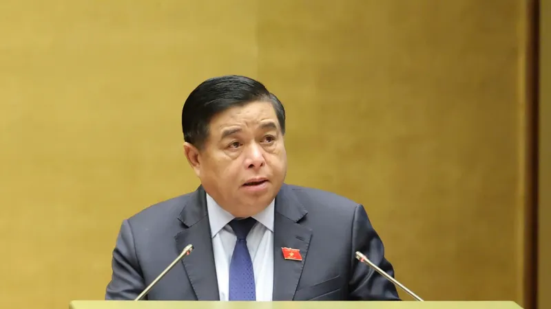Bộ trưởng Bộ KH-ĐT Nguyễn Chí Dũng trình bày tờ trình về dự án Luật Đầu tư công sửa đổi. Ảnh: QUANG PHÚC 