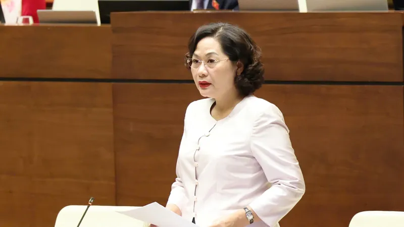 Thống đốc Ngân hàng Nhà nước (NHNN) trả lời chất vấn chiều 11-11. Ảnh: QUANG PHÚC 