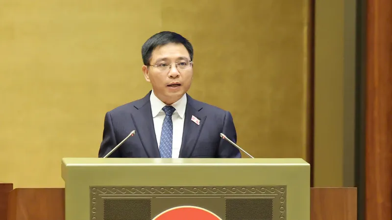 Bộ trưởng Bộ GTVT Nguyễn Văn Thắng báo cáo về nội dung chính của dự án đường sắt tốc độ cao trên trục Bắc – Nam, sáng 13-11. Ảnh: QUANG PHÚC 