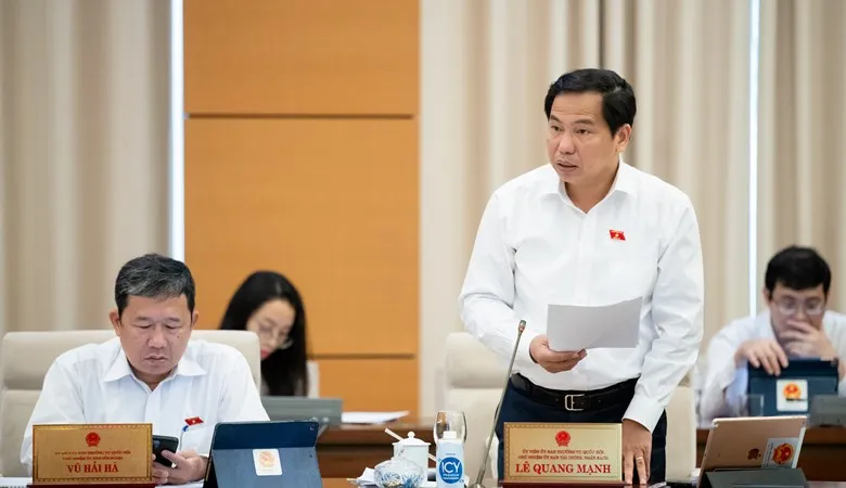 Chủ nhiệm Ủy ban Tài chính - Ngân sách Lê Quang Mạnh báo cáo tại phiên họp