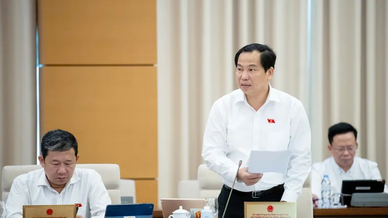 Chủ nhiệm Ủy ban Tài chính – Ngân sách Lê Quang Mạnh báo cáo tại phiên họp của Ủy ban Thường vụ Quốc hội. Ảnh: QUANG PHÚC