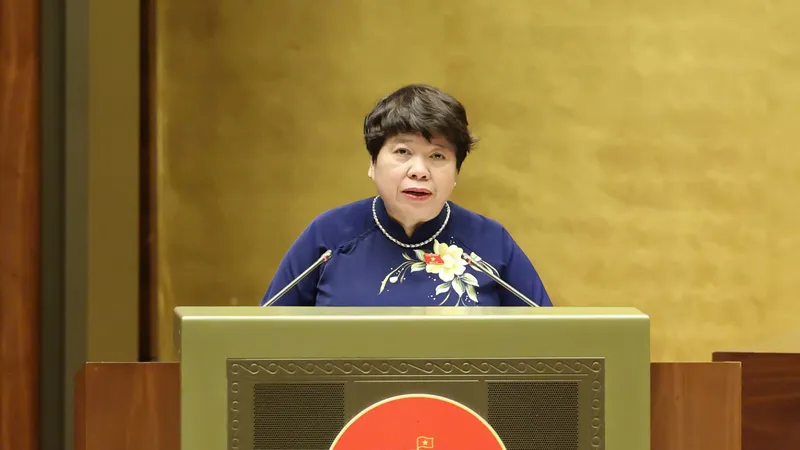 Chủ nhiệm Ủy ban Xã hội Nguyễn Thúy Anh báo cáo tiếp thu chỉnh lý dự thảo luật. Ảnh: QUANG PHÚC 