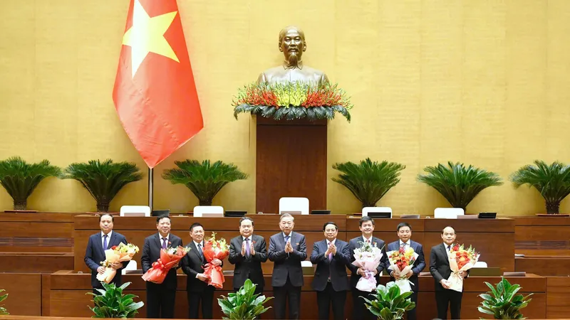 Tổng Bí thư Tô Lâm, Thủ tướng Phạm Minh Chính và Chủ tịch Quốc hội Trần Thanh Mẫn tặng hoa, chúc mừng các đồng chí nhận nhiệm vụ mới, chiều 28-11. Ảnh: QUANG PHÚC