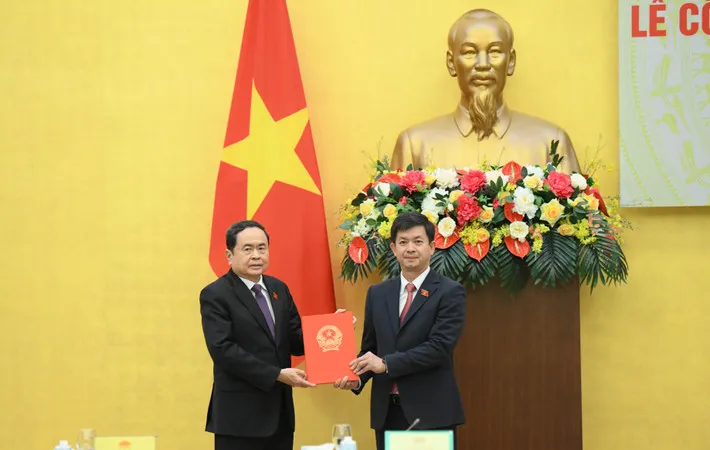 Chủ tịch Quốc hội Trần Thanh Mẫn trao quyết định bổ nhiệm Chủ nhiệm Văn phòng Quốc hội đối với ông Lê Quang Tùng