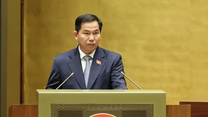 Chủ nhiệm Ủy ban Tài chính – Ngân sách Lê Quang Mạnh báo cáo tại phiên họp. Ảnh: QUANG PHÚC