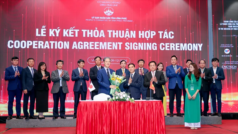 Ông Trần Duy Đông, Chủ tịch UBND tỉnh Vĩnh Phúc trao Giấy chứng nhận cho nhà đầu tư