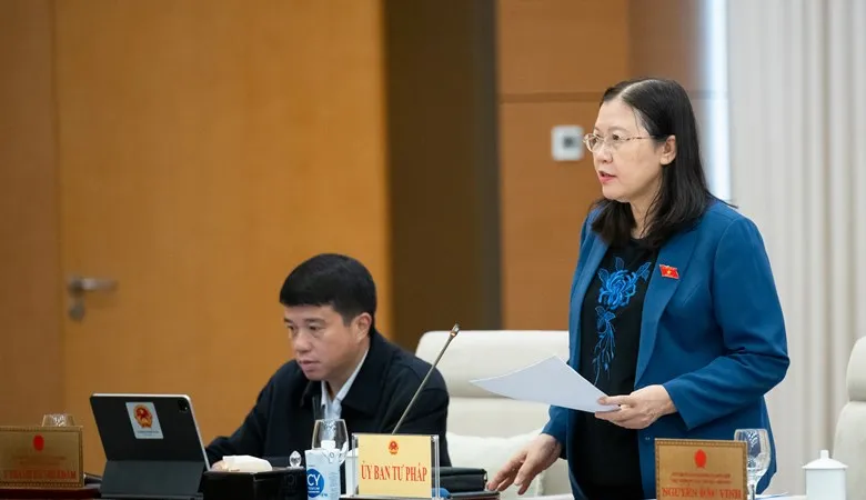 Chủ nhiệm Ủy ban Tư pháp Lê Thị Nga trình bày báo cáo về dự thảo Pháp lệnh Chi phí tố tụng