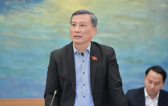 Chủ nhiệm Ủy ban Khoa học, Công nghệ và Môi trường Lê Quang Huy trình bày Báo cáo một số vấn đề lớn về việc giải trình, tiếp thu, chỉnh lý dự thảo Luật Hóa chất (sửa đổi)