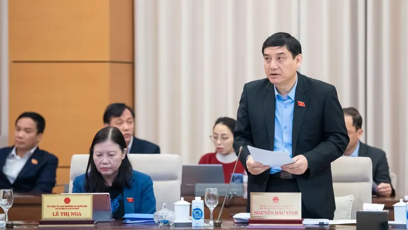 Chủ nhiệm Ủy ban Văn hóa, Giáo dục Nguyễn Đắc Vinh báo cáo tại phiên họp của Ủy ban Thường vụ Quốc hội