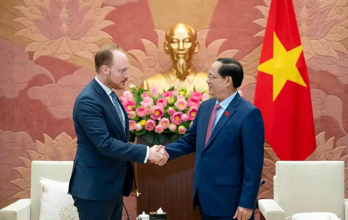 Phó Chủ tịch Quốc hội, Thượng tướng Trần Quang Phương (phải) tiếp Chủ nhiệm Ủy ban Đối ngoại của Quốc hội Vương quốc Thụy Điển Aron Emilsson 