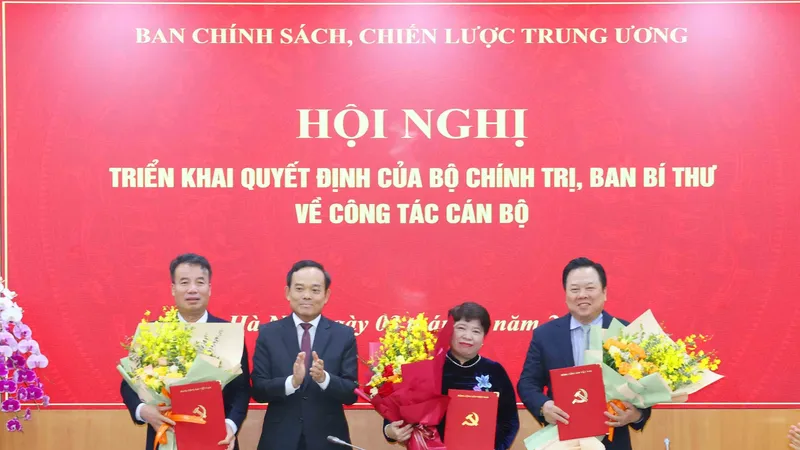 Trưởng Ban Chính sách, chiến lược Trung ương Trần Lưu Quang tặng hoa chúc mừng 3 tân Phó trưởng ban 