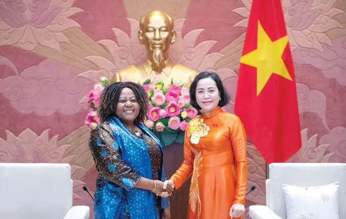 Phó Chủ tịch Quốc hội Nguyễn Thị Thanh (phải) và bà Caroline Nyamayemombe, Trưởng đại diện Cơ quan Liên hợp quốc về bình đẳng giới và trao quyền cho phụ nữ (UN Women) tại Việt Nam