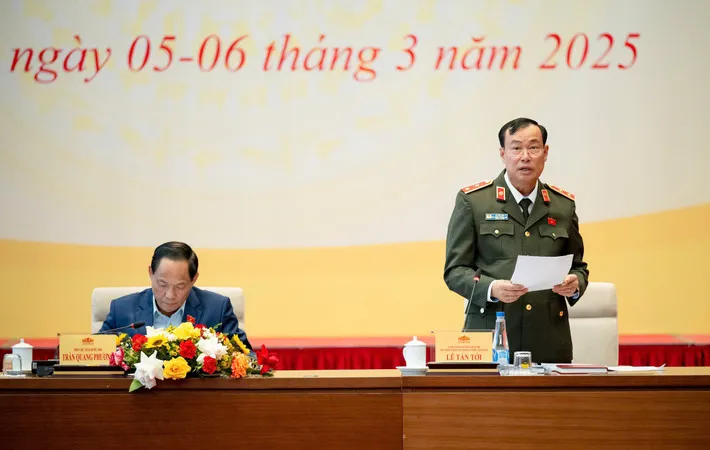 Chủ nhiệm Ủy ban Quốc phòng, An ninh và Đối ngoại Lê Tấn Tới chủ trì phiên họp 