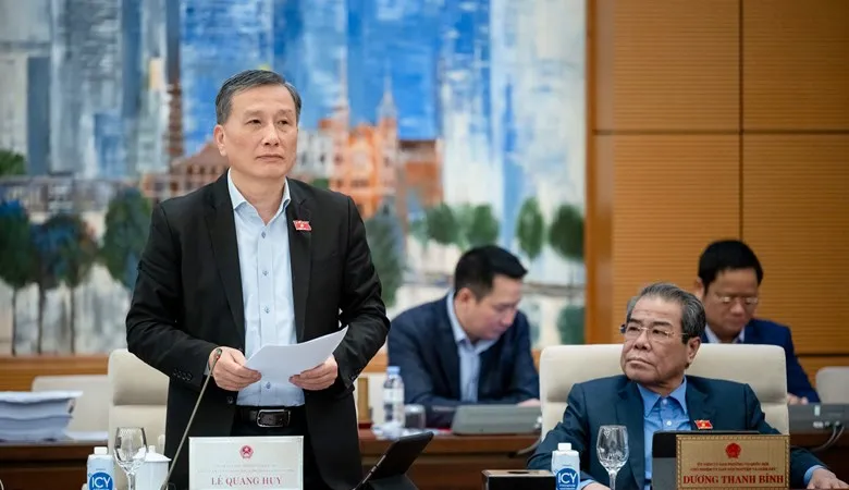 Chủ nhiệm Ủy ban Khoa học, Công nghệ và Môi trường Lê Quang Huy báo cáo thẩm tra dự án luật 