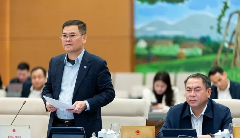 Thứ trưởng Bộ Tài chính Bùi Văn Khắng trình bày tờ trình của Chính phủ
