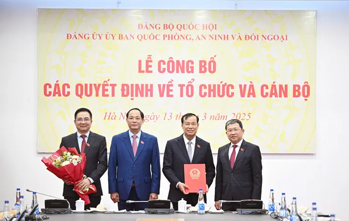 Phó Chủ tịch Quốc hội, Thượng tướng Trần Quang Phương trao quyết định cho Ban Chấp hành, Ban Thường vụ Đảng bộ Ủy ban Quốc phòng, An ninh và Đối ngoại nhiệm kỳ 2020-2025