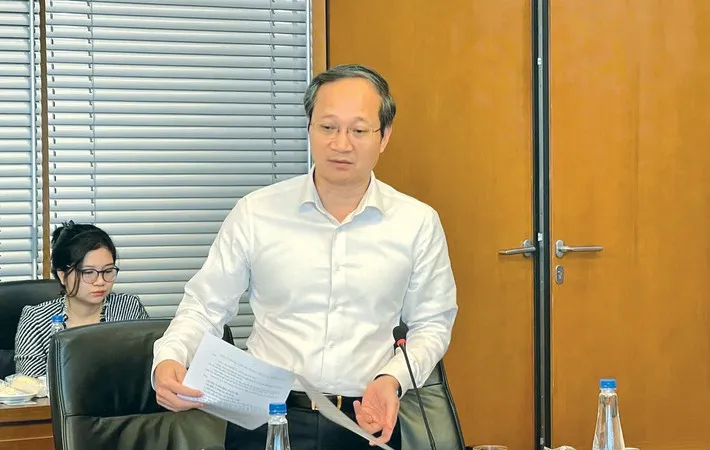 Vụ trưởng Vụ Pháp chế Ngân hàng Nhà nước Tạ Quang Đôn báo cáo về dự án Luật sửa đổi, bổ sung một số điều của Luật Các tổ chức tín dụng