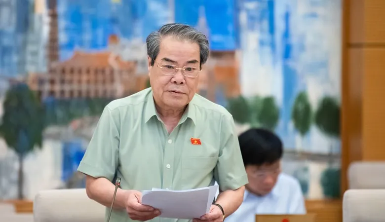 Chủ nhiệm Ủy ban Dân nguyện và Giám sát Dương Thanh Bình trình bày báo cáo tổng hợp kết quả giám sát văn bản quy phạm pháp luật
