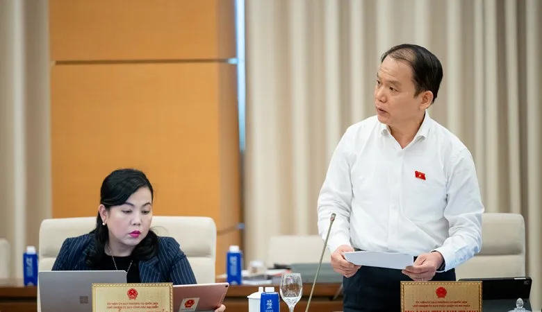Chủ nhiệm Ủy ban Pháp luật và Tư pháp Hoàng Thanh Tùng báo cáo tại phiên họp, chiều 16-4