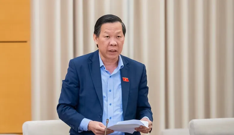 Chủ nhiệm Ủy ban Kinh tế và Tài chính của Quốc hội Phan Văn Mãi trình bày báo cáo thẩm tra
