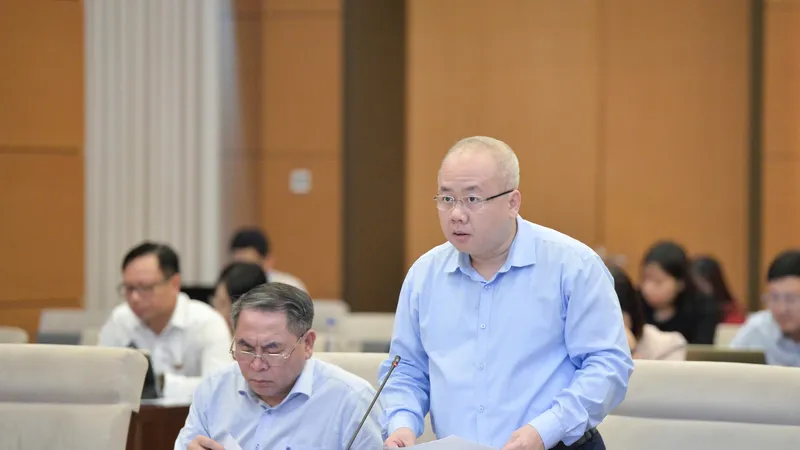 Thứ trưởng Bộ Tài chính Đỗ Thành Trung báo cáo tại phiên họp. Ảnh: HỒ LONG 