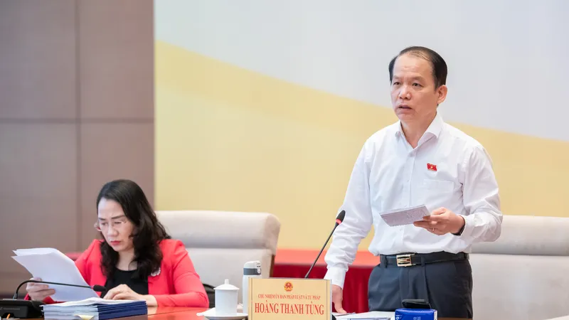 Chủ nhiệm Ủy ban Pháp luật và Tư pháp Hoàng Thanh Tùng chủ trì phiên họp 