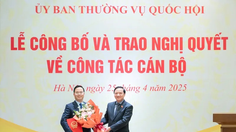 Phó Chủ tịch Quốc hội Nguyễn Khắc Định chúc mừng tân Phó Chủ nhiệm Ủy ban Khoa học, Công nghệ và Môi trường Trần Văn Khải