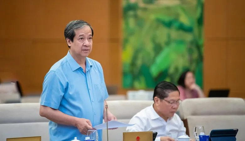 Bộ trưởng Bộ GD-ĐT Nguyễn Kim Sơn trình bày tờ trình của Chính phủ