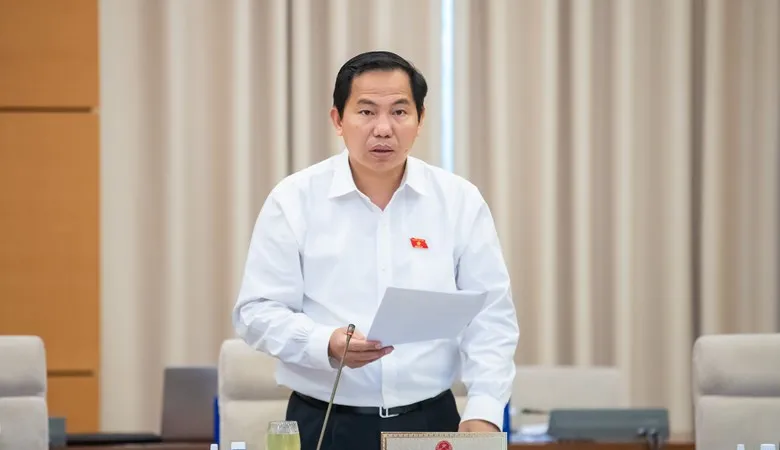 Phó Chủ nhiệm Thường trực Ủy ban Kinh tế và Tài chính Lê Quang Mạnh trình bày báo cáo thẩm tra
