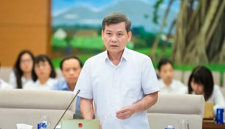 Chánh án TAND tối cao Lê Minh Trí trình bày tờ trình tại phiên họp