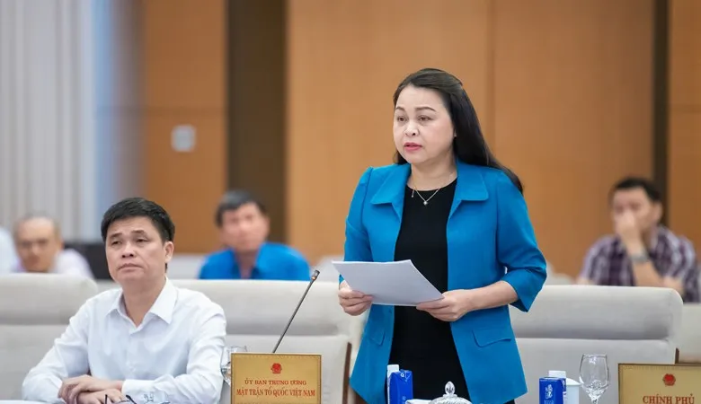 Phó Chủ tịch kiêm Tổng thư ký Ủy ban Trung ương MTTQ Việt Nam Nguyễn Thị Thu Hà trình bày dự thảo luật 
